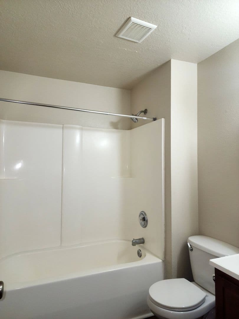 Newberg Apartment: 606 E Ninth St - Apt. 43