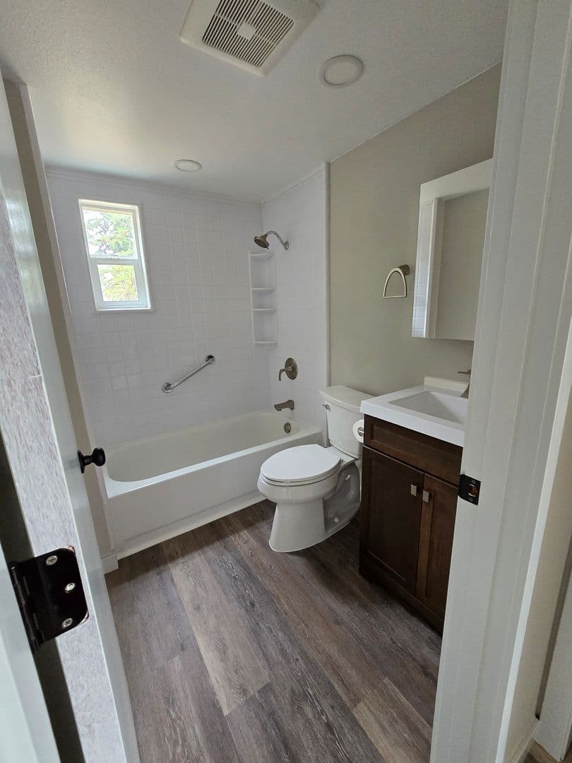 Yamhill House: 16100 NW Tupper Rd