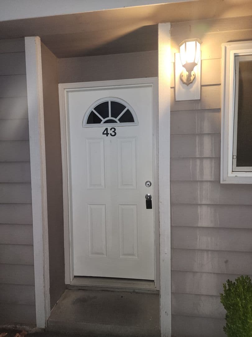 Newberg Apartment: 606 E Ninth St - Apt. 43
