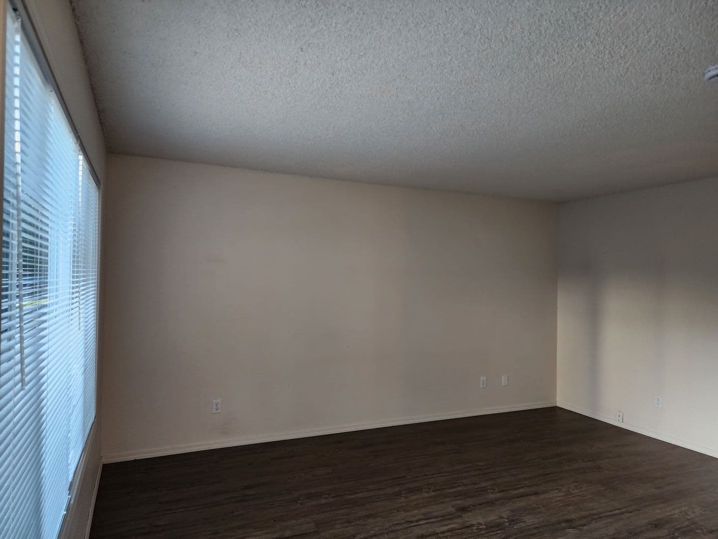 Newberg Apartment: 1558 E. 3rd St.