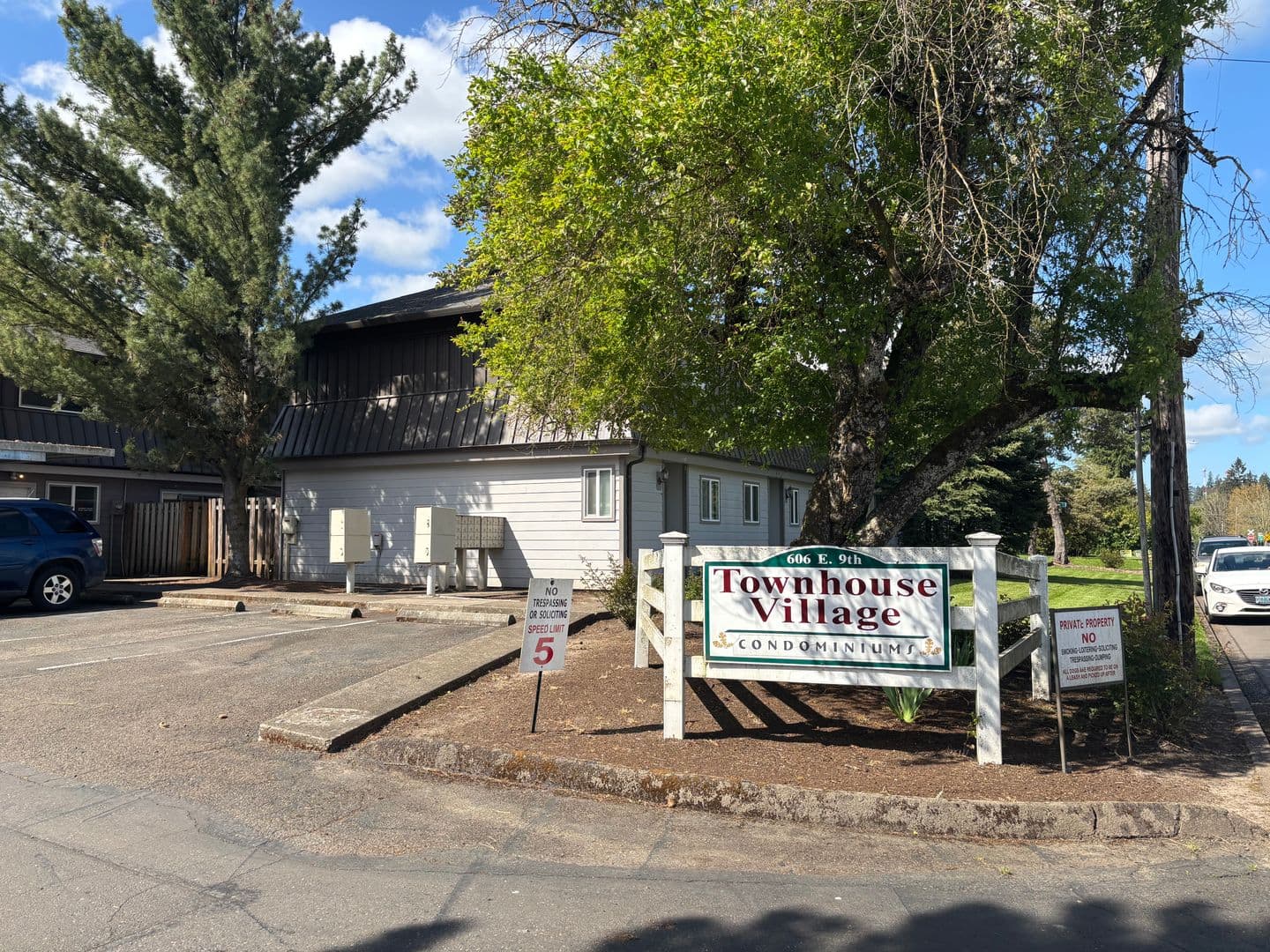 Newberg Apartment: 606 E Ninth St - Apt. 43