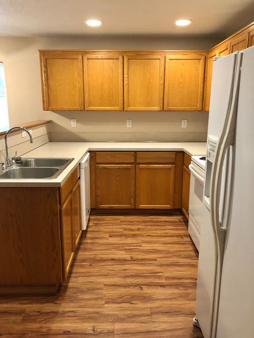 Dundee Apartment: 270 SE Edwards St.