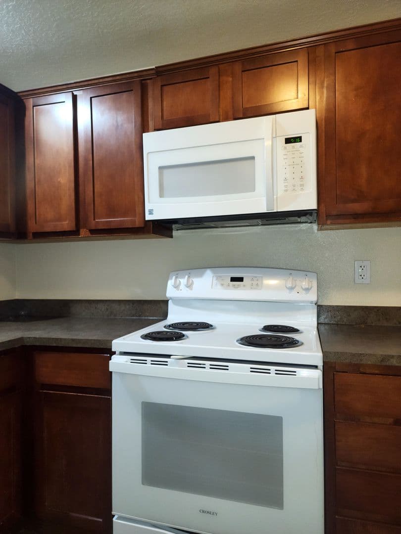 Newberg Apartment: 606 E Ninth St - Apt. 43