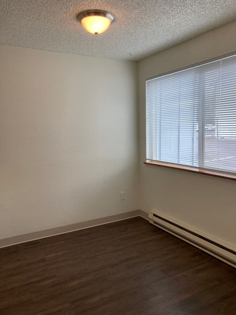Newberg Apartment: 611 N Sitka Ave