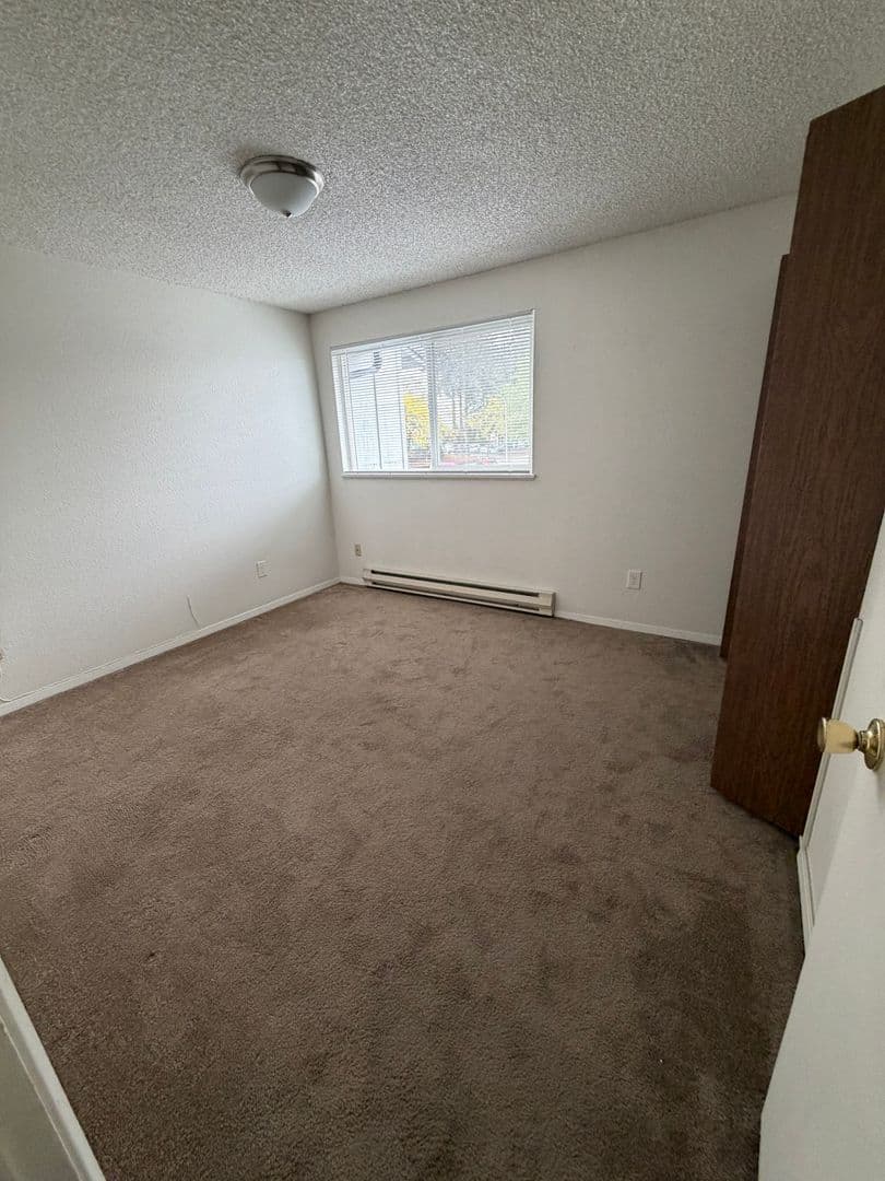 Newberg Apartment: 611 N Sitka Ave