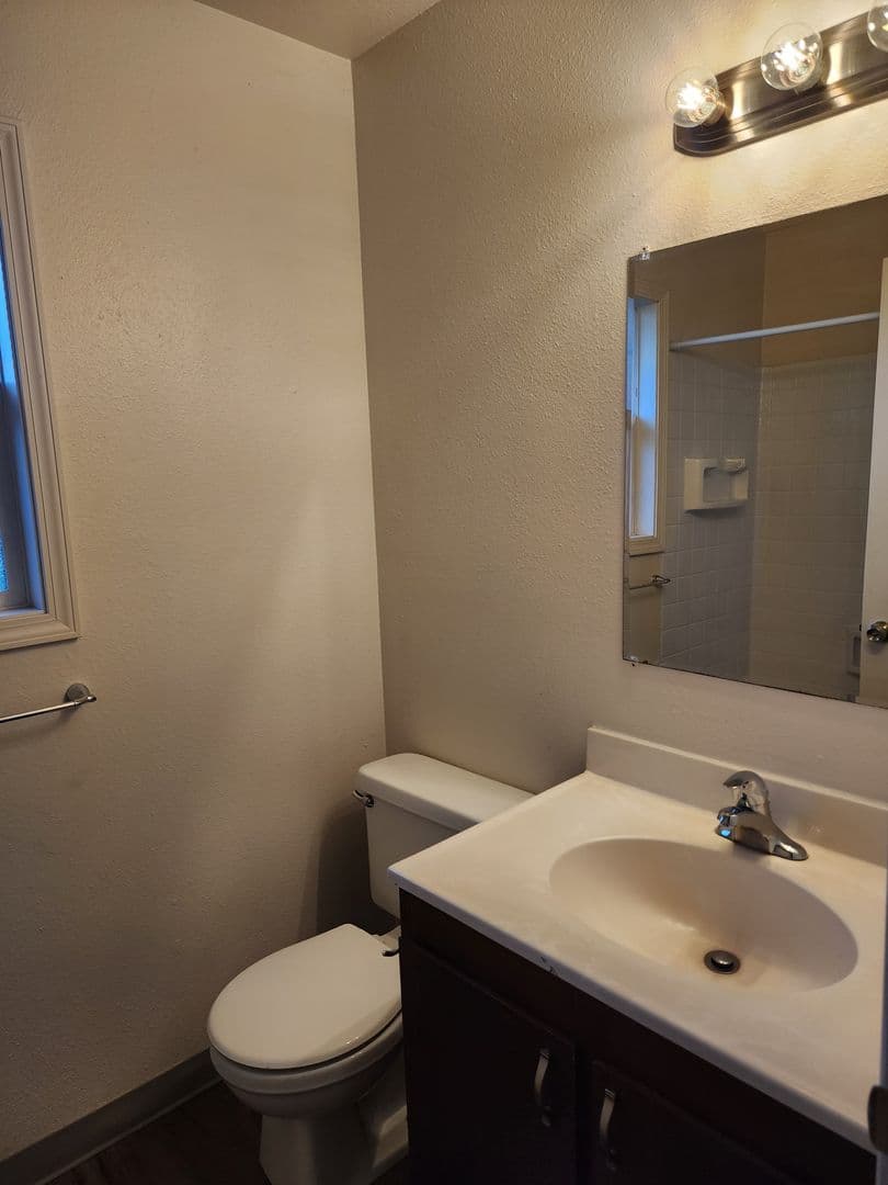 Newberg Apartment: 1558 E. 3rd St.