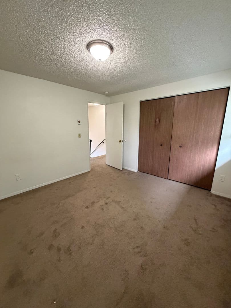 Newberg Apartment: 611 N Sitka Ave