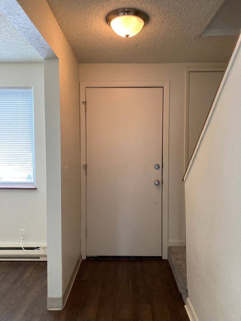 Newberg Apartment: 611 N Sitka Ave
