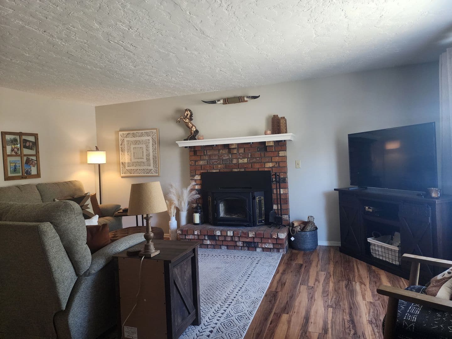 Newberg House: 3512 E Vittoria Way