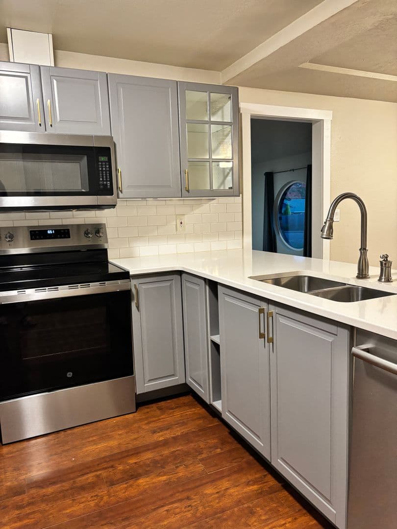 Newberg House: 3007 Douglas Ave