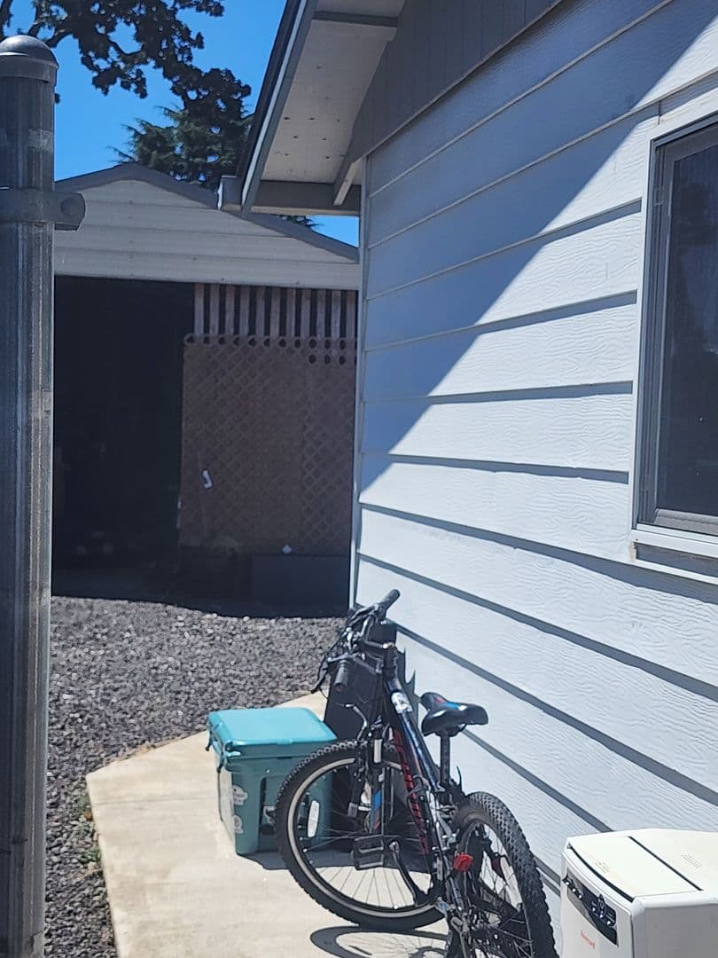 Newberg House: 3512 E Vittoria Way