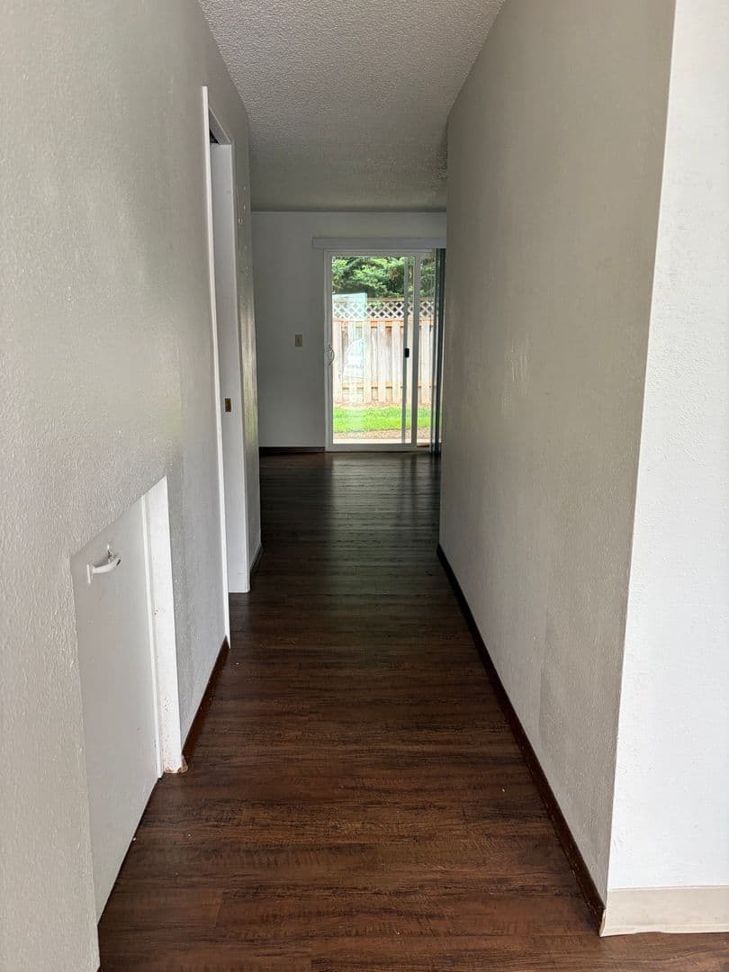 Newberg Apartment: 611 N Sitka Ave
