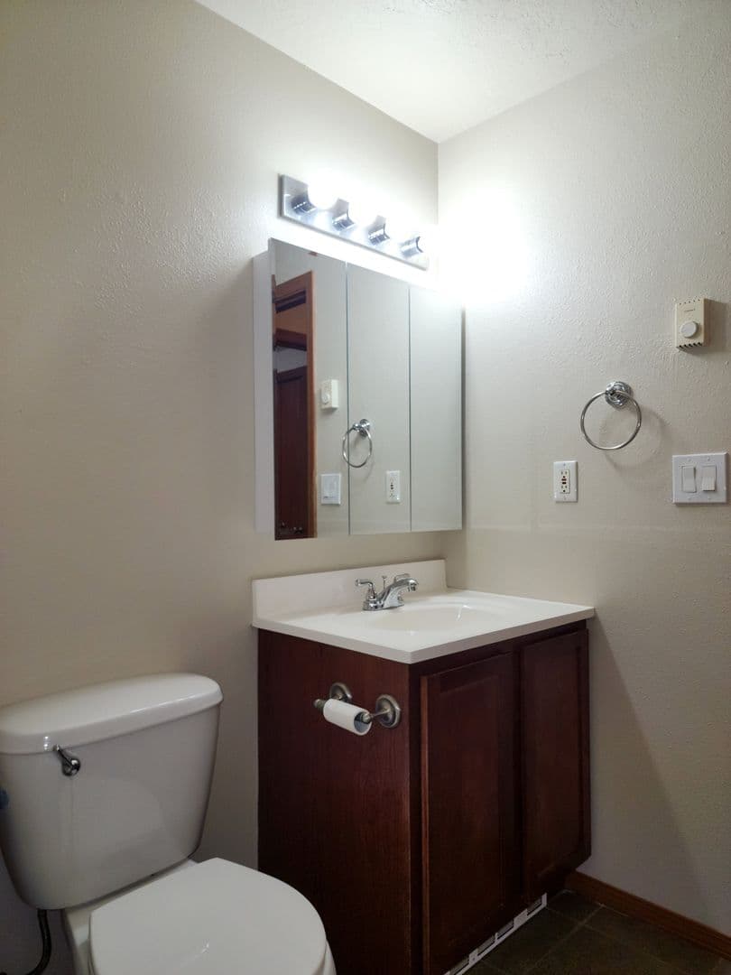 Newberg Apartment: 606 E Ninth St - Apt. 43