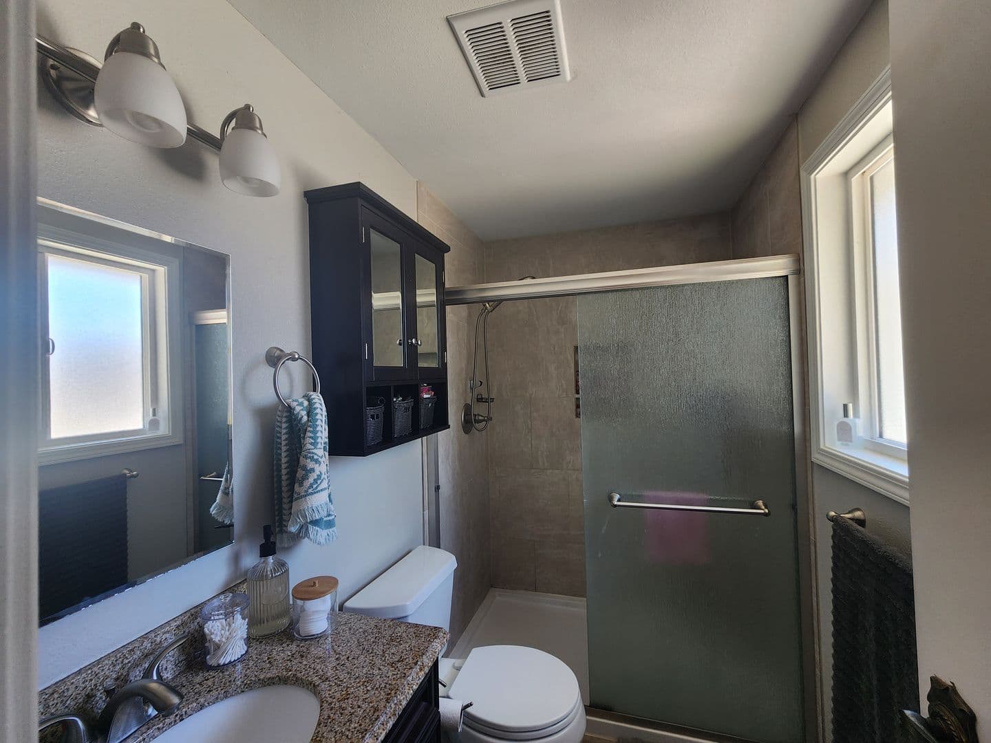 Newberg House: 3512 E Vittoria Way
