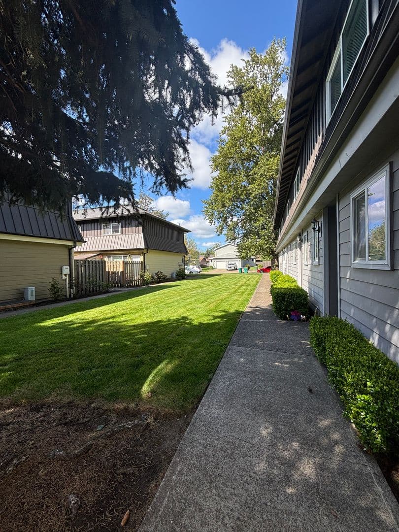 Newberg Apartment: 606 E Ninth St - Apt. 41