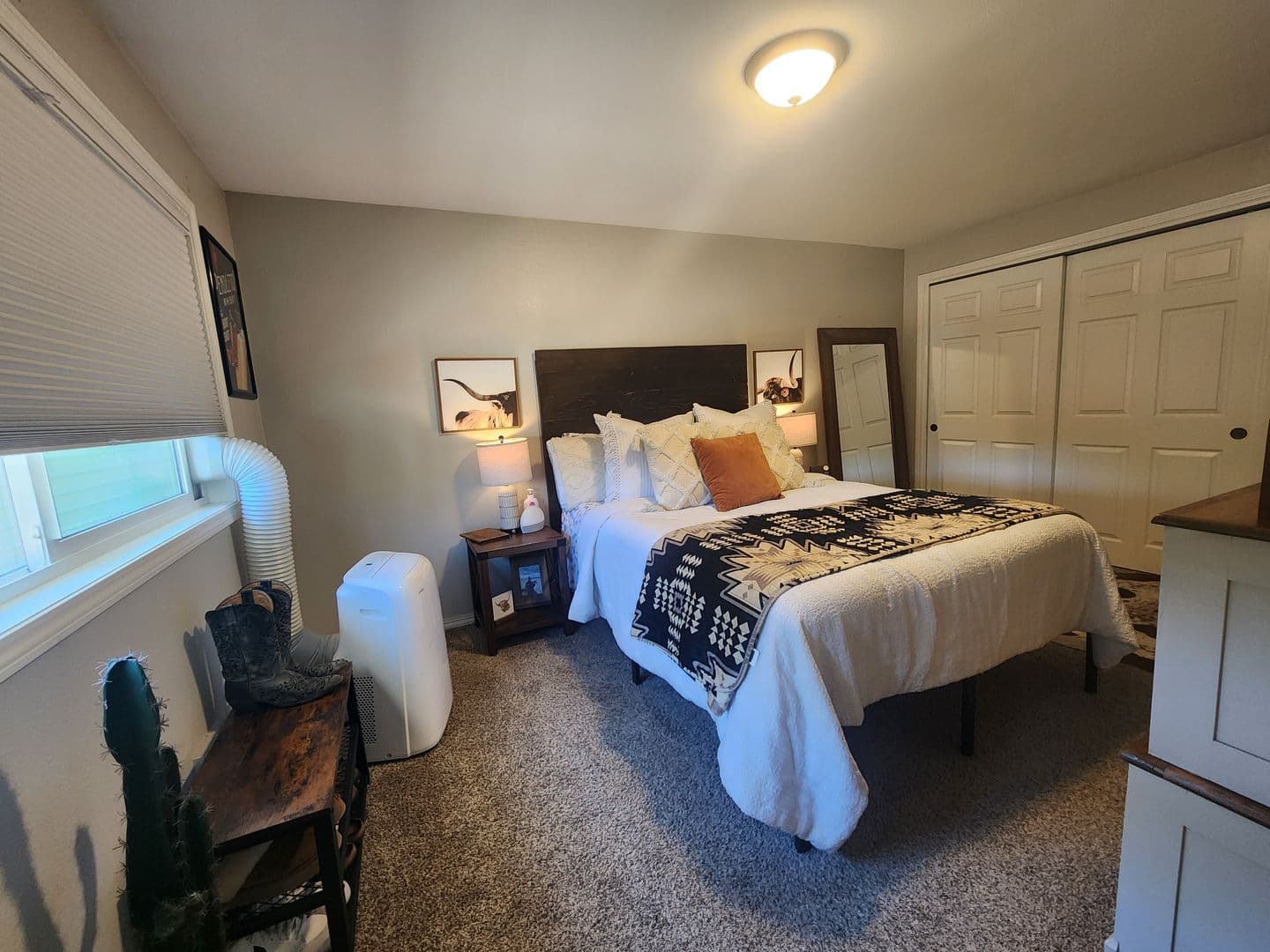 Newberg House: 3512 E Vittoria Way