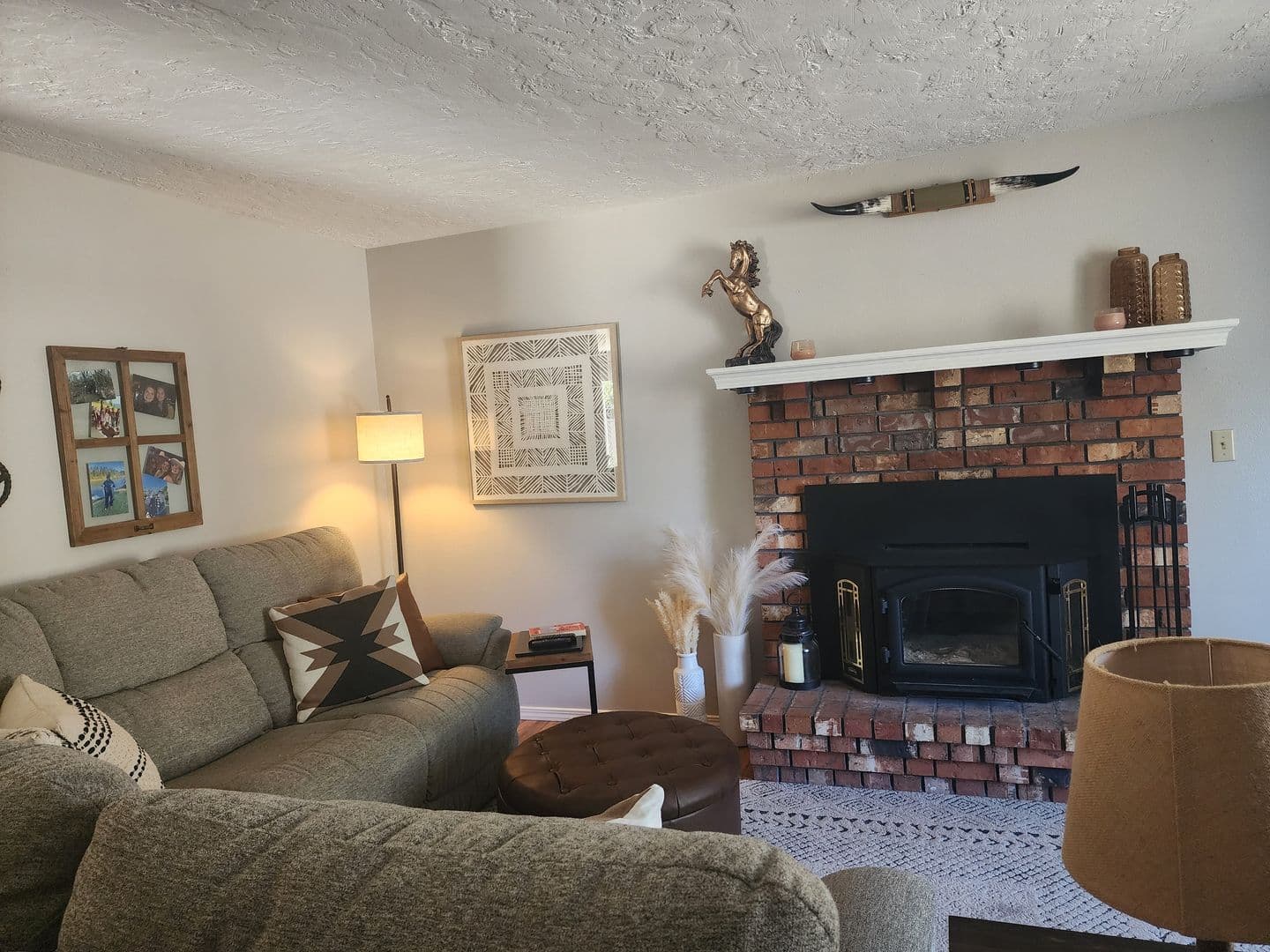 Newberg House: 3512 E Vittoria Way