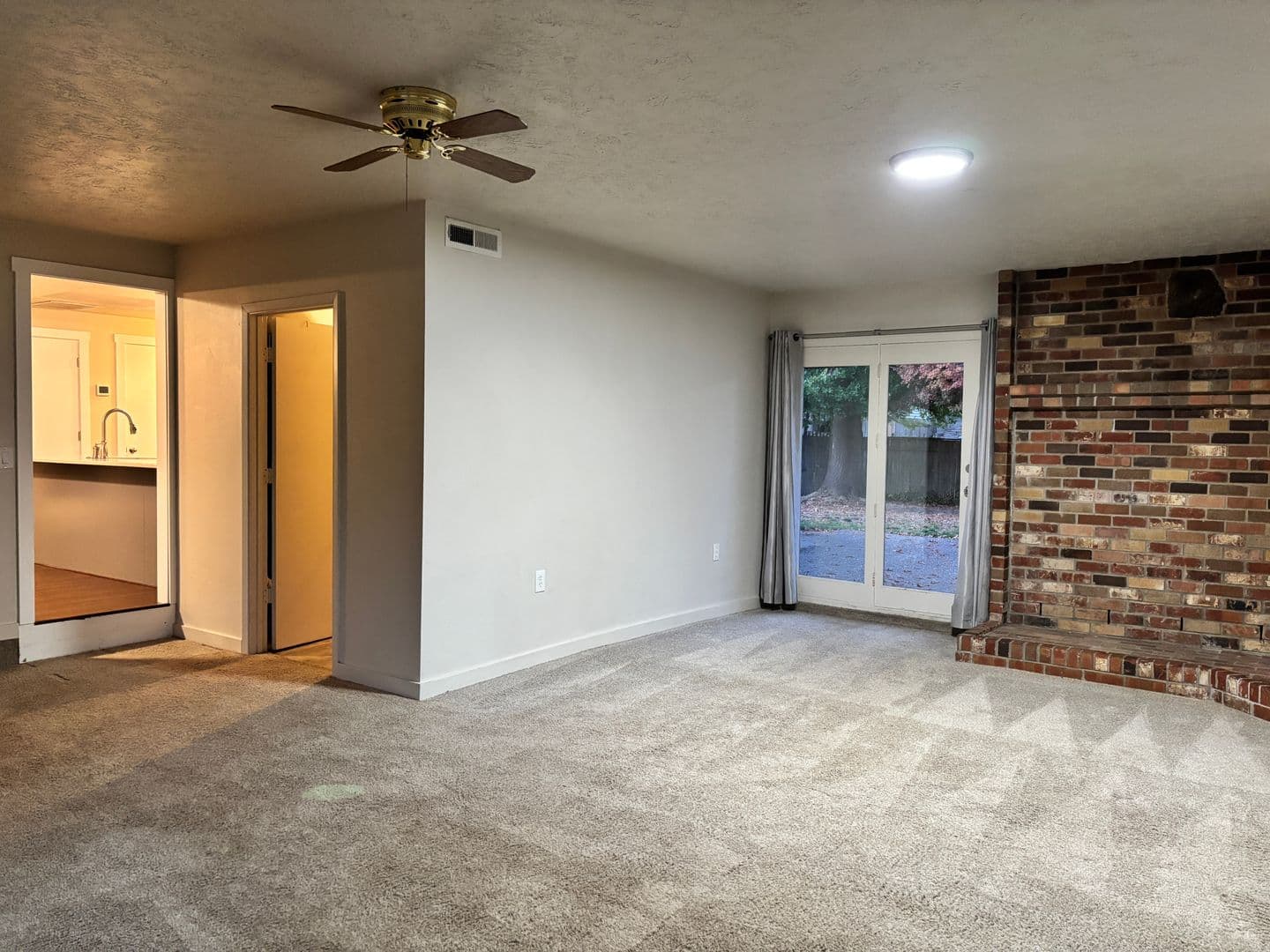 Newberg House: 3007 Douglas Ave
