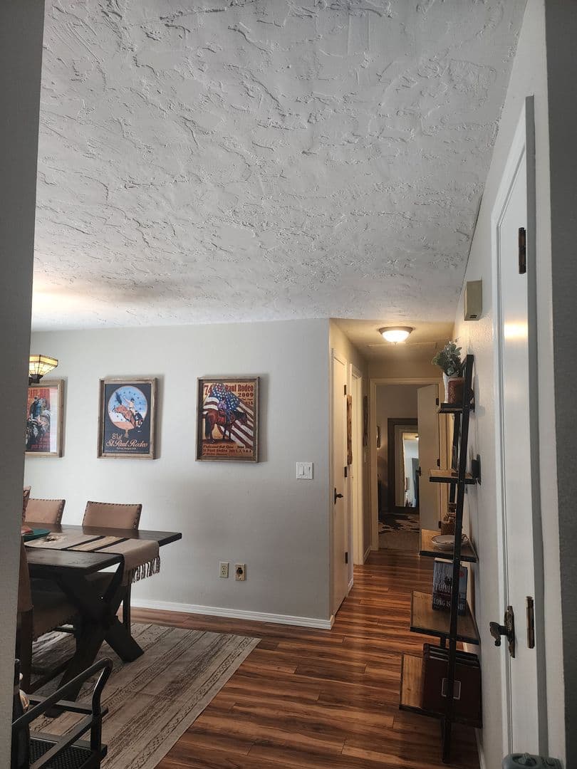 Newberg House: 3512 E Vittoria Way