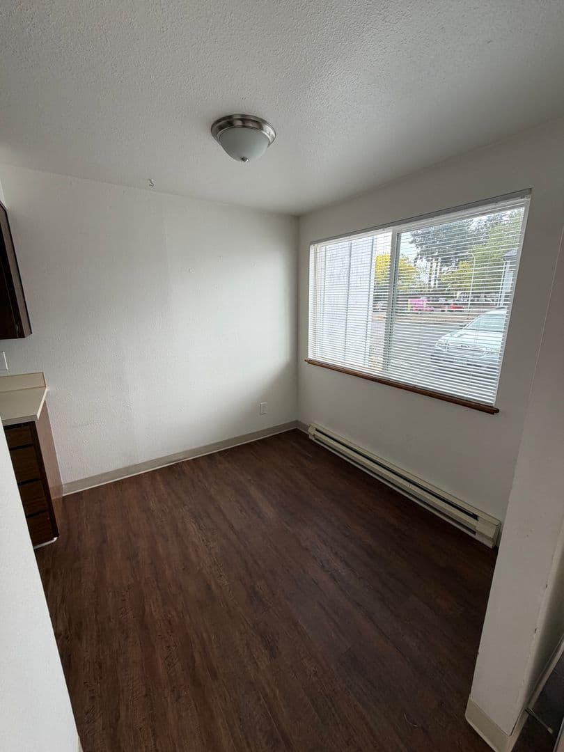 Newberg Apartment: 611 N Sitka Ave