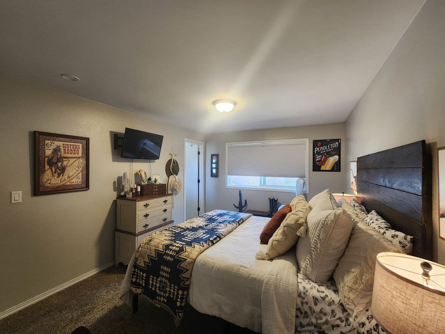 Newberg House: 3512 E Vittoria Way