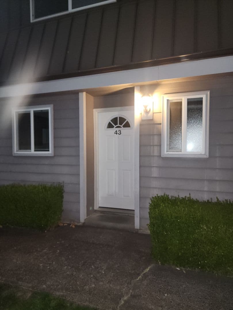 Newberg Apartment: 606 E Ninth St - Apt. 43