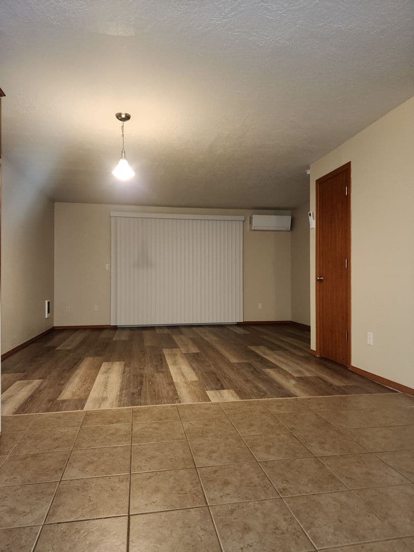 Newberg Apartment: 606 E Ninth St - Apt. 43