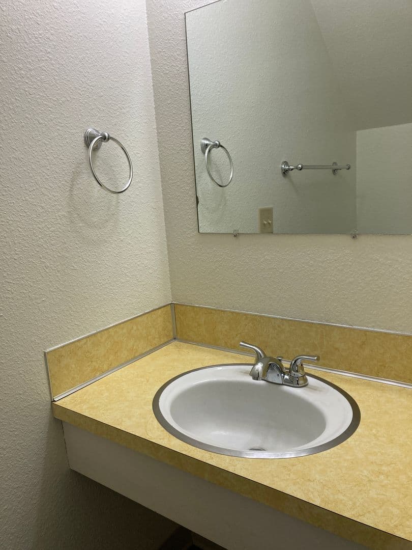 Newberg Apartment: 611 N Sitka Ave