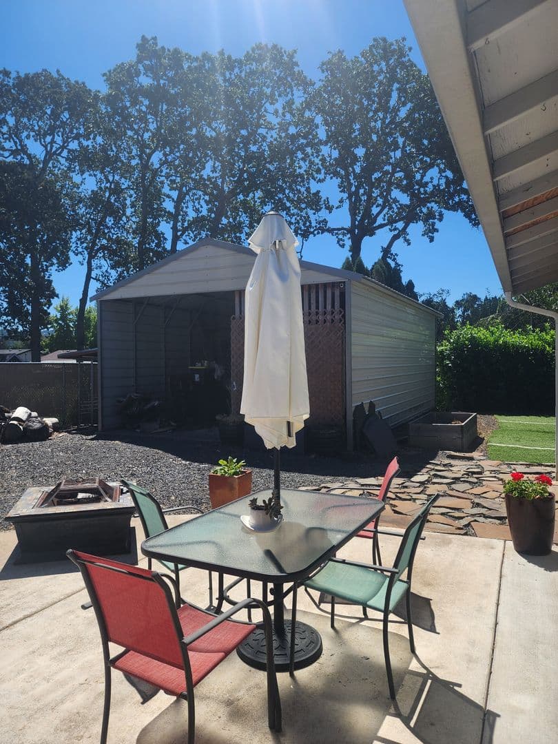 Newberg House: 3512 E Vittoria Way