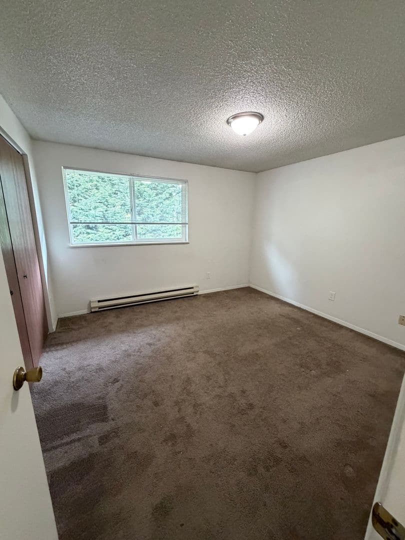 Newberg Apartment: 611 N Sitka Ave