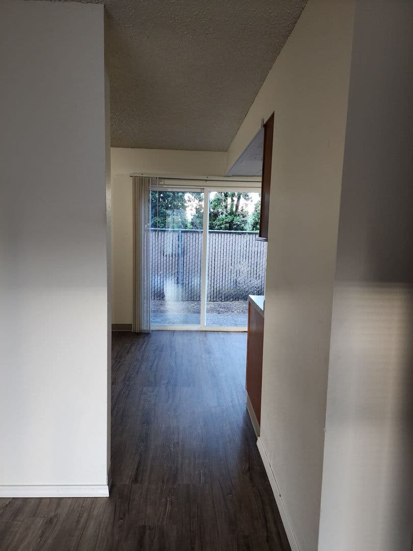 Newberg Apartment: 1558 E. 3rd St.