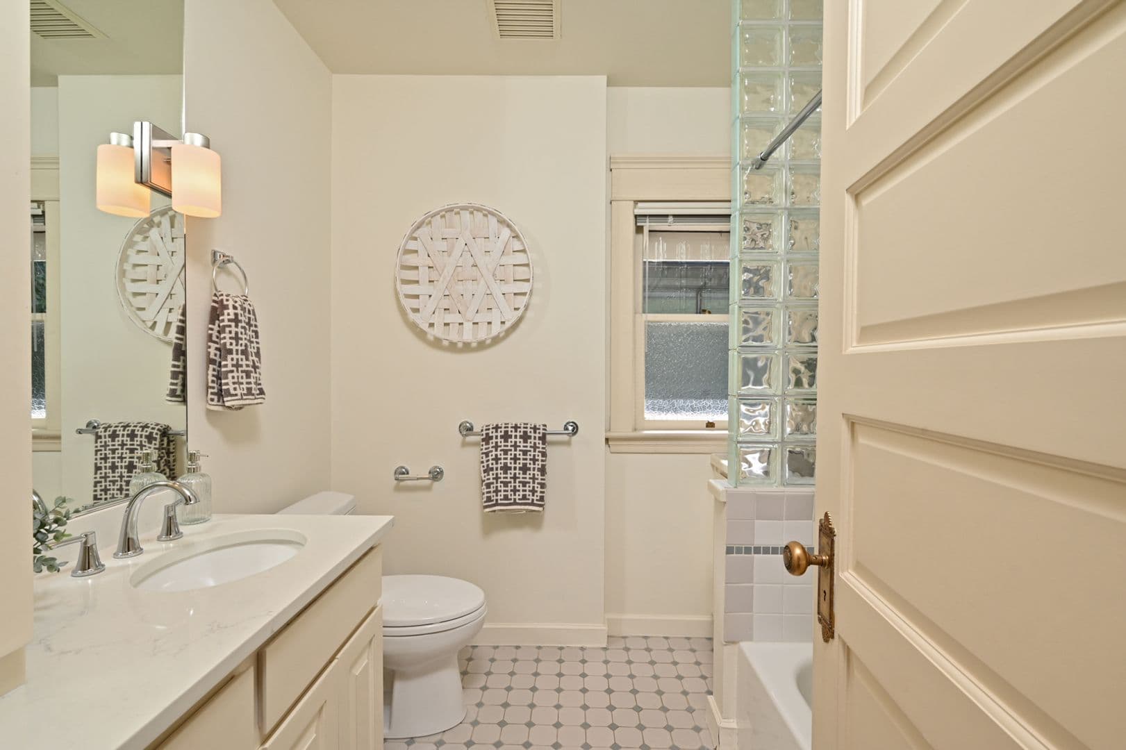 Seattle House: 938 18th Ave E