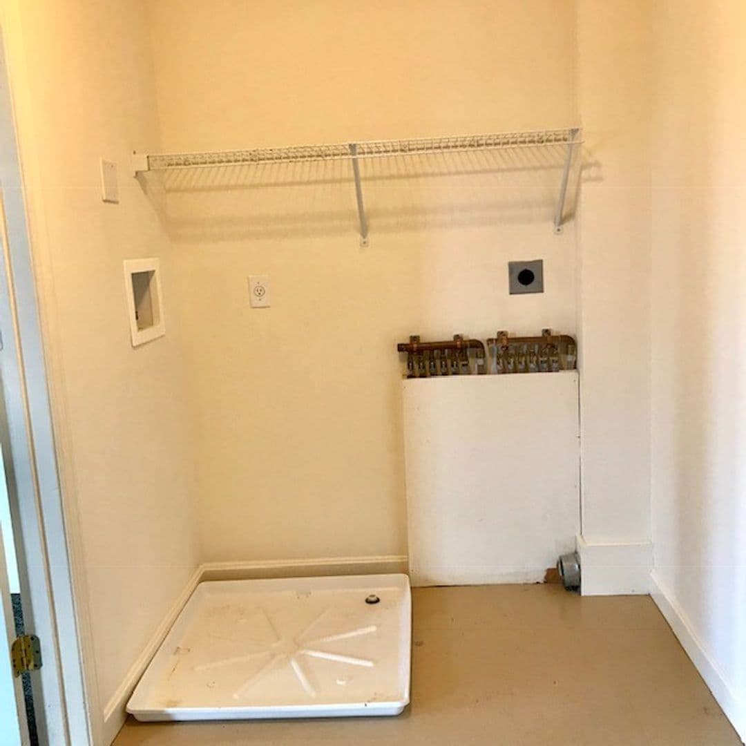 Newmarket Apartment: 2000 Mead Hill