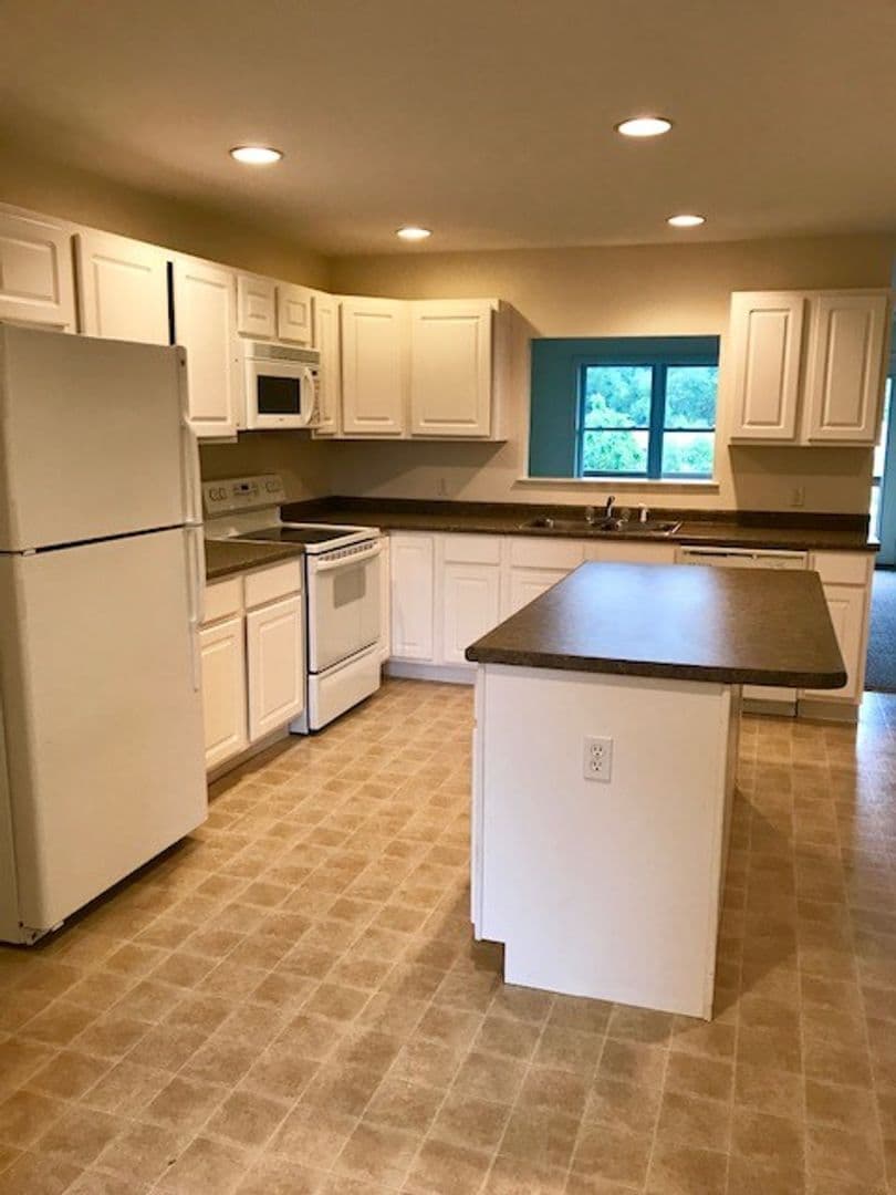 Newmarket Apartment: 4000 Mead Hill