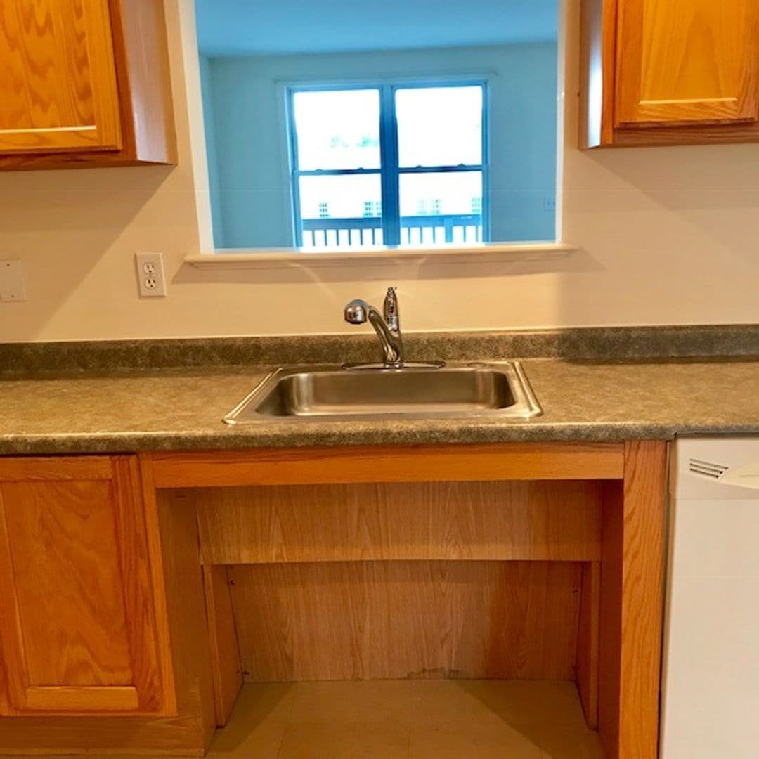 Newmarket Apartment: 2000 Mead Hill