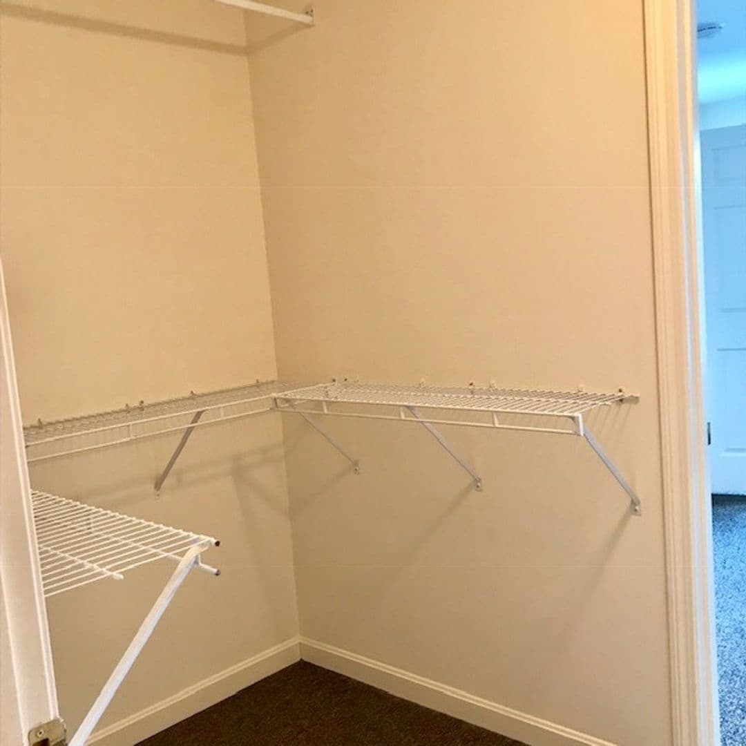 Newmarket Apartment: 2000 Mead Hill