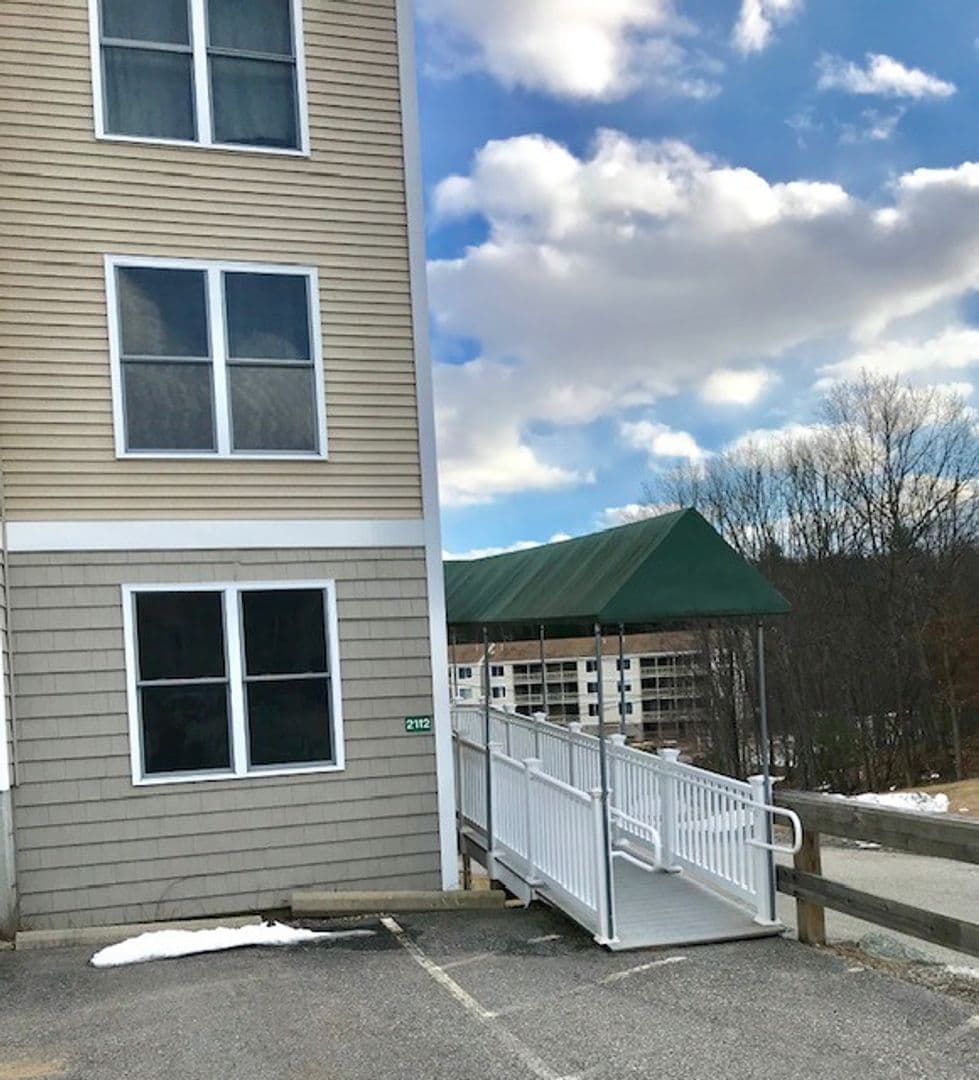 Newmarket Apartment: 2000 Mead Hill