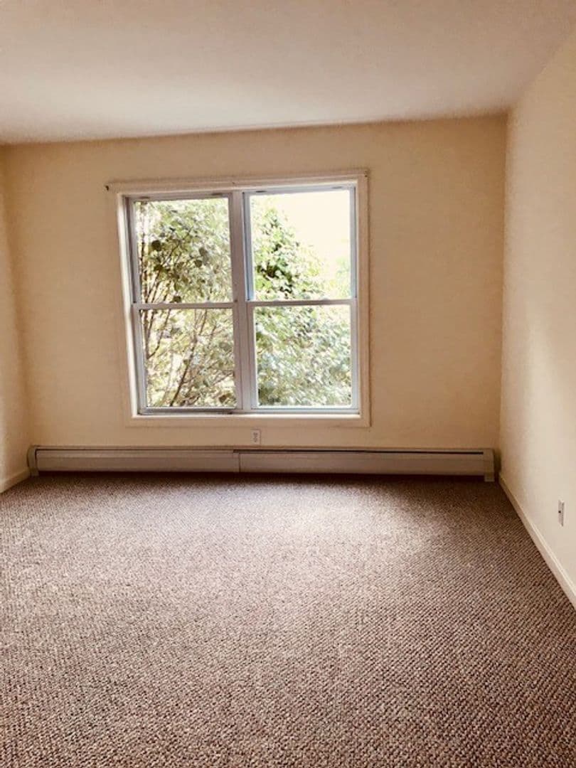 Newmarket Apartment: 4000 Mead Hill