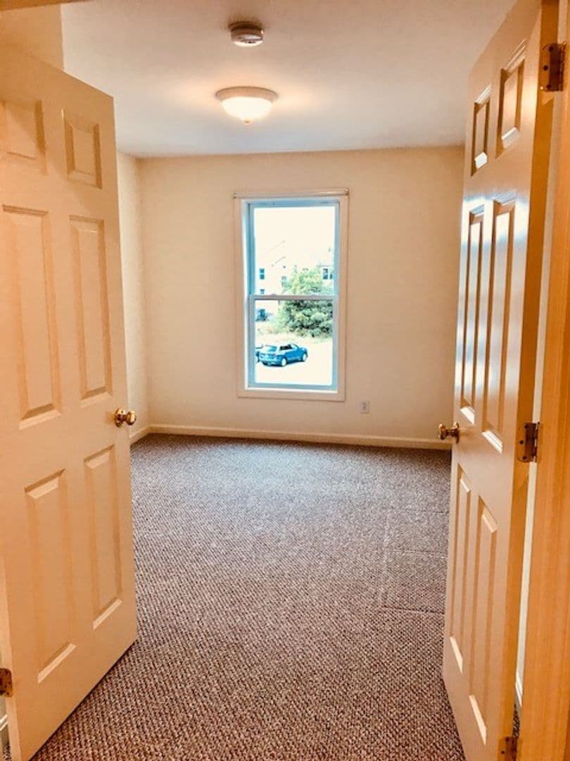 Newmarket Apartment: 4000 Mead Hill