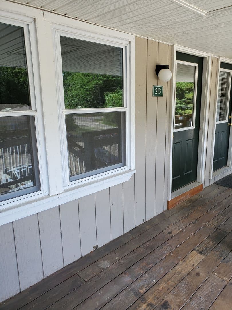 Newmarket Apartment: 10 Maple Street