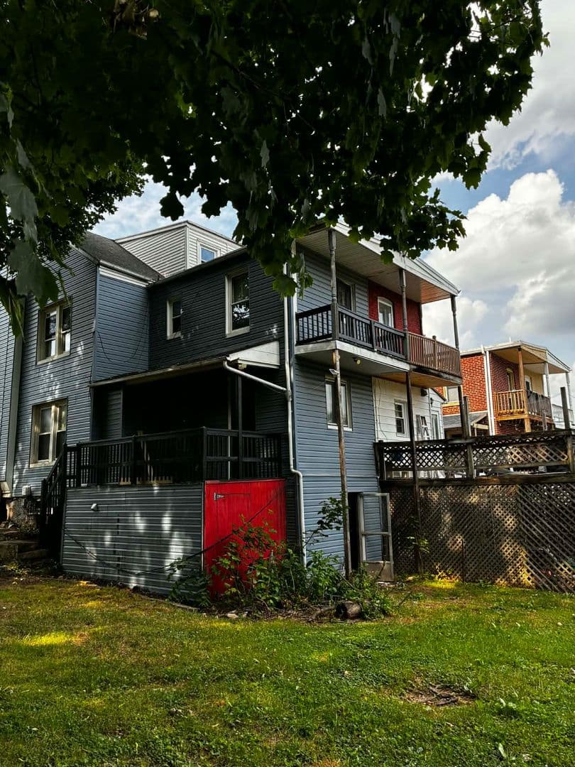 Lancaster House: 1216 Clark Street