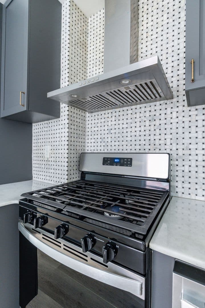 Philadelphia Apartment: 999 N 15th St