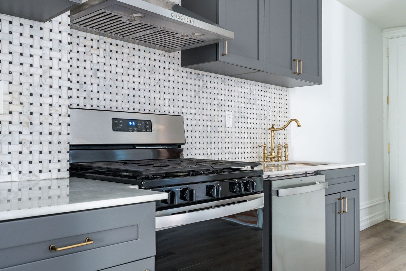 Philadelphia Apartment: 999 N 15th St