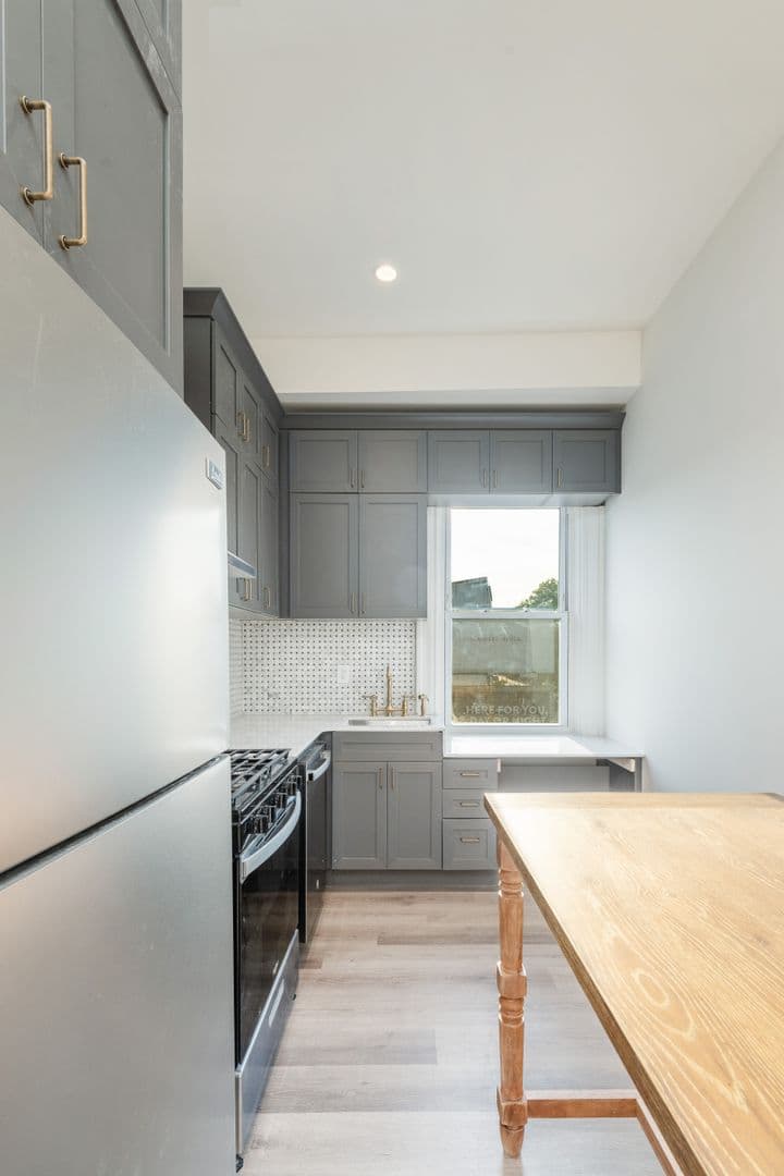 Philadelphia Apartment: 999 N 15th St