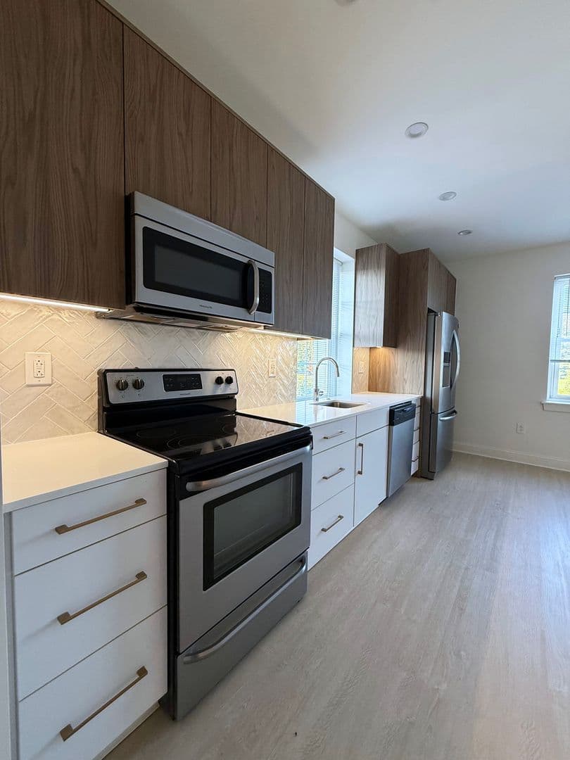Penn Wynne Apartment: 18 E Lancaster Ave
