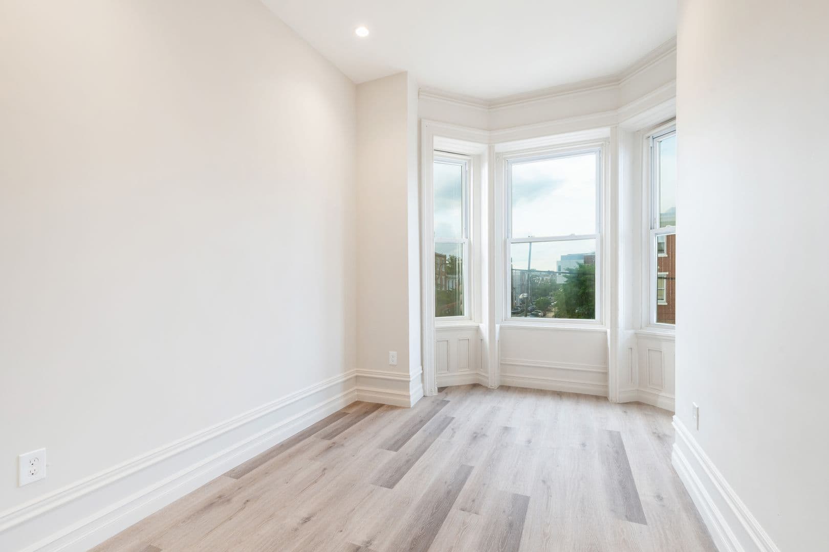 Philadelphia Apartment: 999 N 15th St