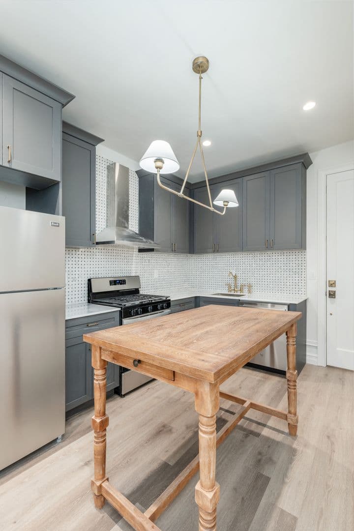 Philadelphia Apartment: 999 N 15th St