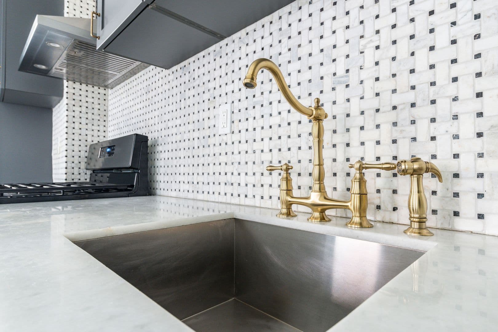 Philadelphia Apartment: 999 N 15th St