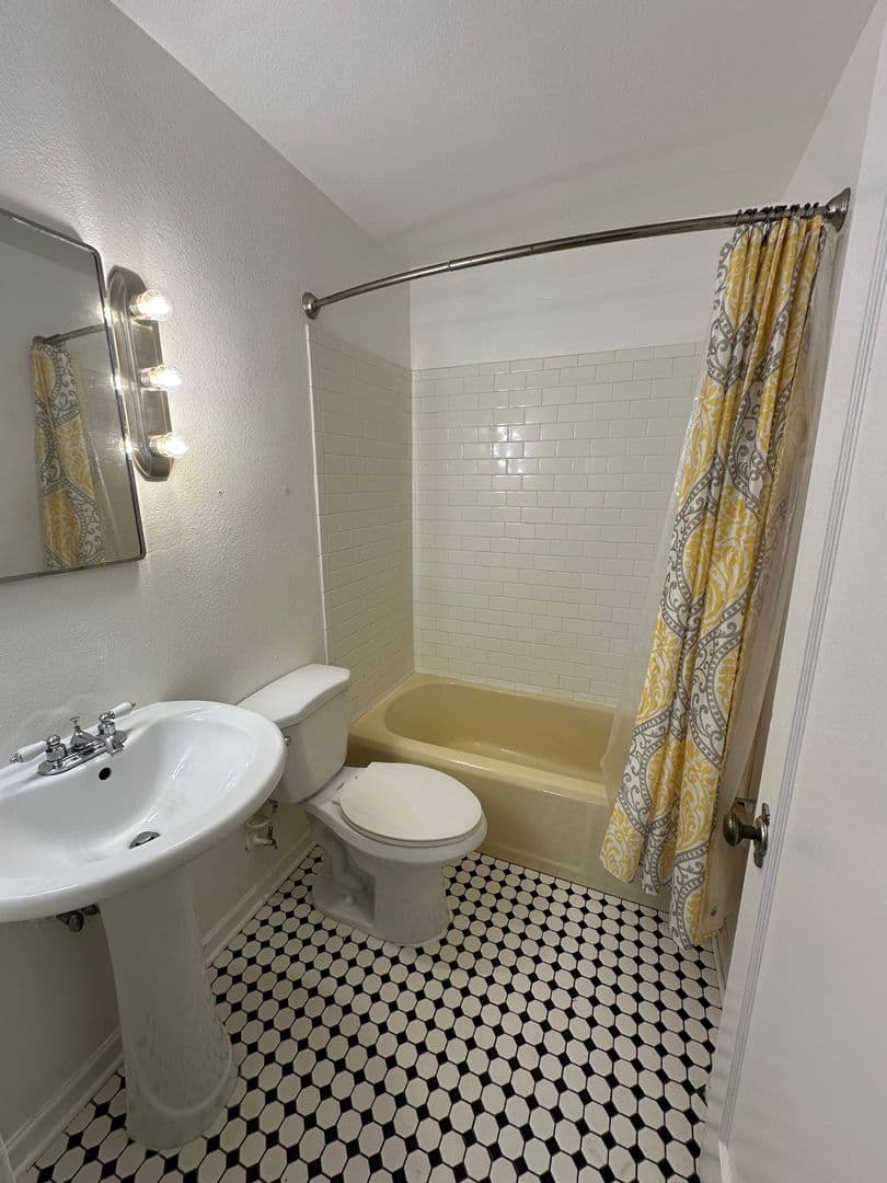 Cheyenne Apartment: 301 E 21st St