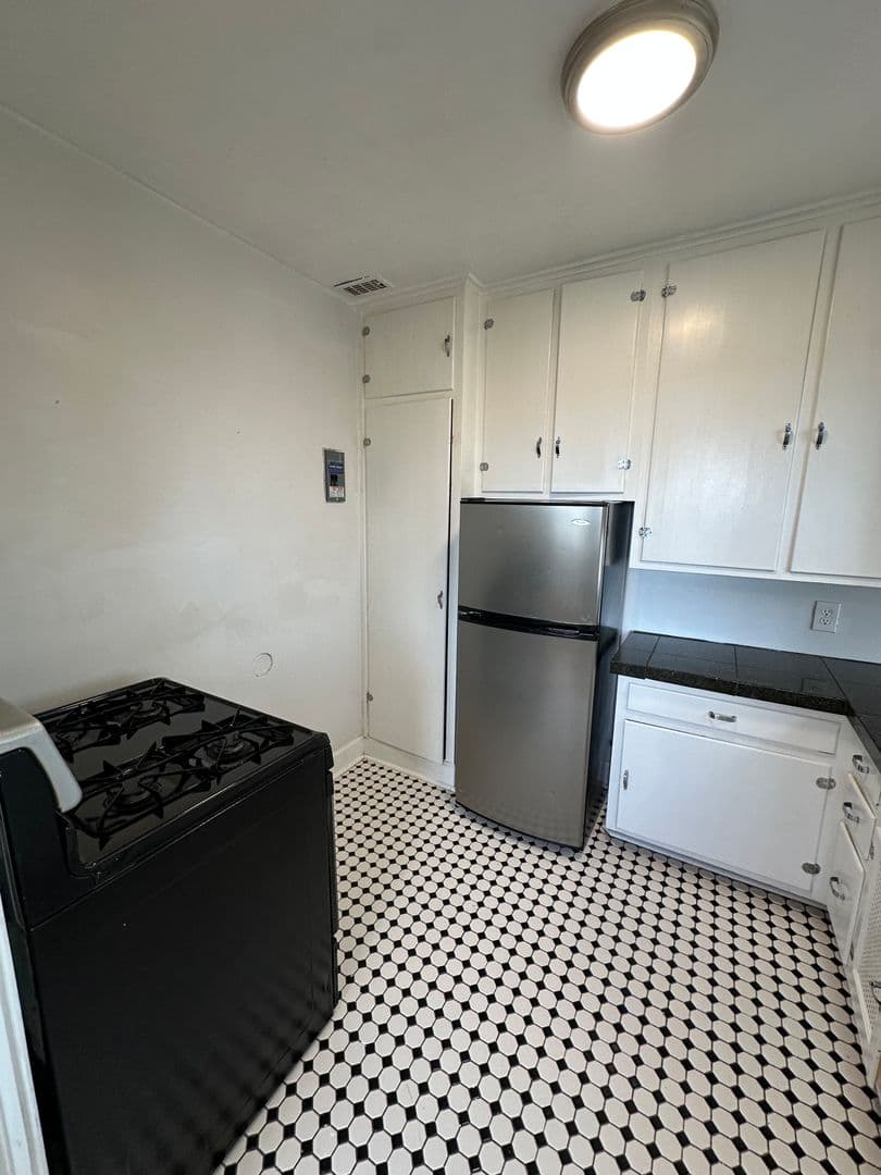 Cheyenne Apartment: 301 E 21st St